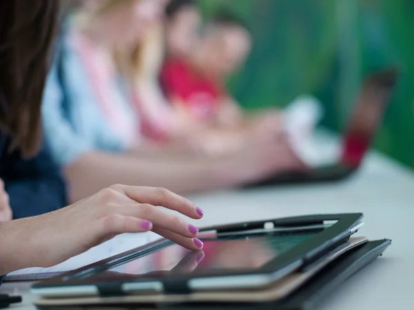 Gruppo di studenti che studiano insieme in classe — Foto Stock