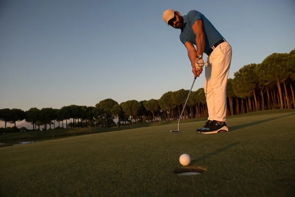 Golfer trifft Schlag auf Golfplatz — Stockfoto