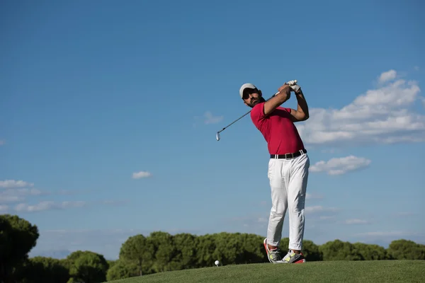 Jugador de golf golpear tiro largo — Foto de Stock