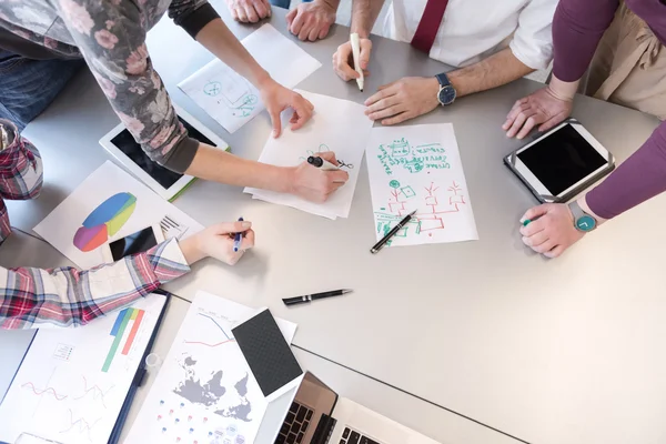 Grupo de jóvenes empresarios sobre la reunión en la oficina moderna — Foto de Stock