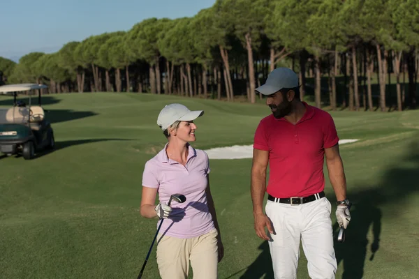 Couple marchant sur le terrain de golf — Photo