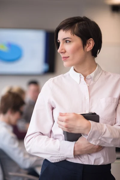 Mulher de negócios hispânica com tablet na sala de reuniões — Fotografia de Stock