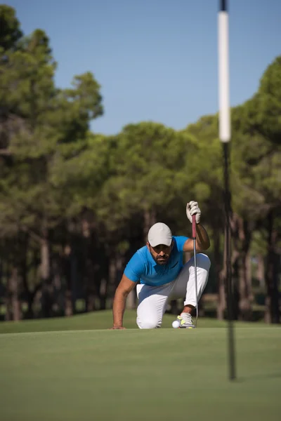 Jogador de golfe apontando tiro perfeito — Fotografia de Stock