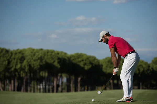 Jogador de golfe bater tiro no escuro — Fotografia de Stock