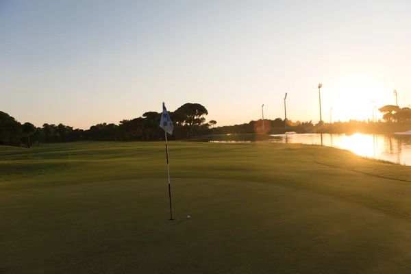 Bola de golfe na borda do buraco — Fotografia de Stock