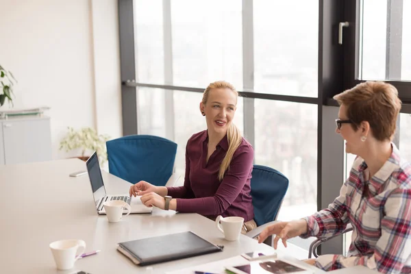 Young business people group on meeting at modern office — Stock Photo, Image