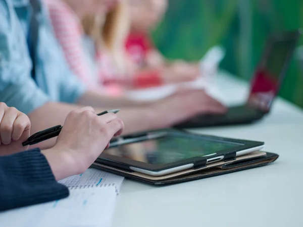 Groupe d'étudiants étudient ensemble en classe — Photo