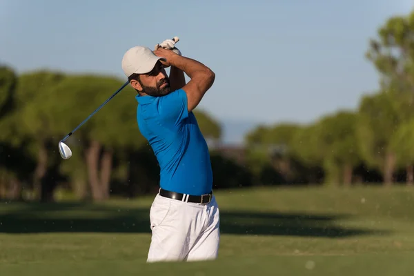 Pro golfer raken van een zand bunker shot — Stockfoto