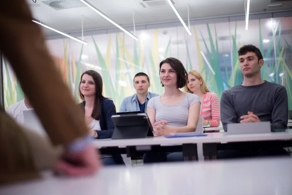 Lehrer mit einer Gruppe von Schülern im Klassenzimmer — Stockfoto