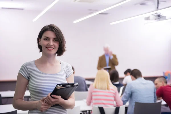 Studentessa studia in biblioteca — Foto Stock