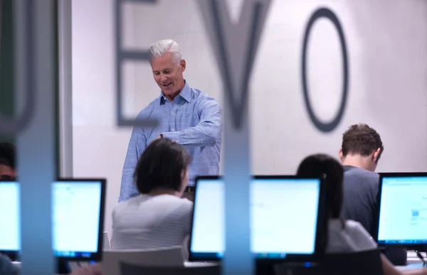 Lehrer und Schüler im Computerraum — Stockfoto