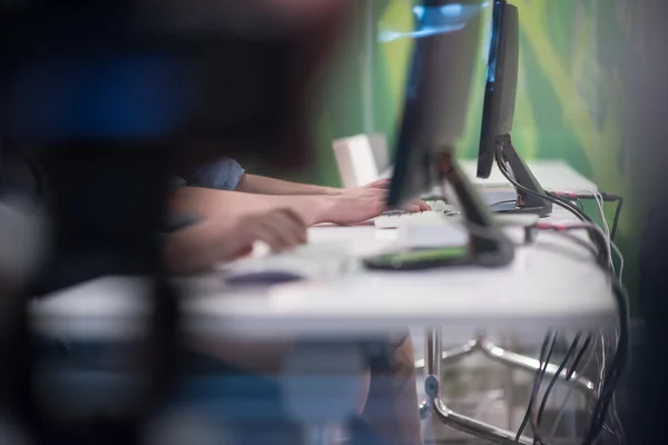 Groupe d'étudiants en technologie travaillant dans la classe de laboratoire informatique — Photo