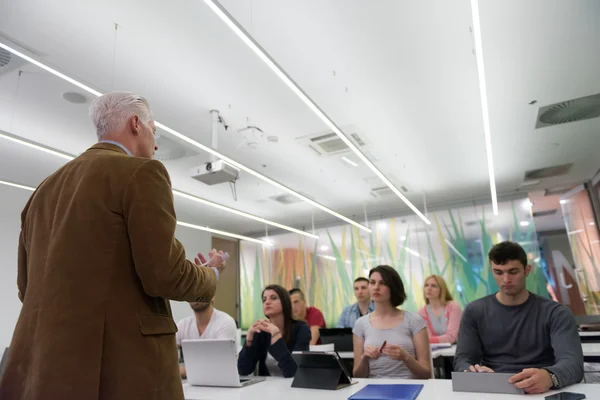 Enseignant avec un groupe d'étudiants en classe — Photo