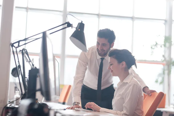 Geschäftspaar arbeitet gemeinsam an Projekt — Stockfoto