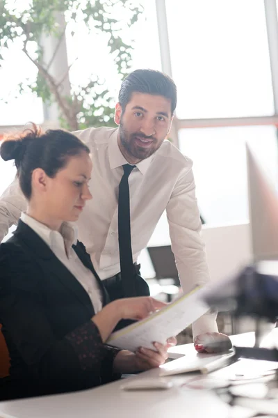 Porträtt av business par på kontor — Stockfoto