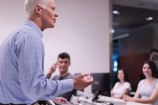 Lärare och elever i datorlabb klassrum — Stockfoto