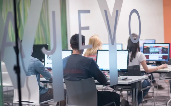 Technikstudentengruppe arbeitet in Computerlabor-Schulklasse — Stockfoto