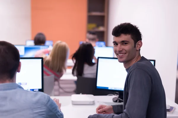 Grupo de estudantes de tecnologia que trabalham em aula de laboratório de informática — Fotografia de Stock