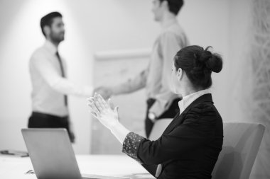 Genç iş kadını dizüstü bilgisayar kullanarak buluşuyor.