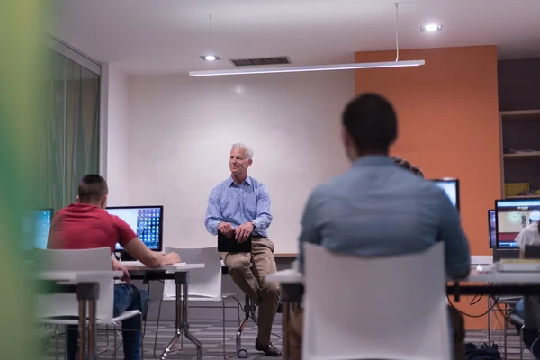 Profesor y estudiantes en aula de laboratorio de computación —  Fotos de Stock