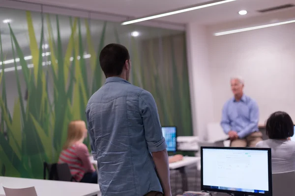 Student beantwoorden van een vraag in de klas — Stockfoto