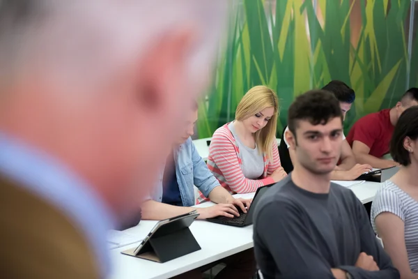 Učitel se skupinou studentů ve třídě — Stock fotografie