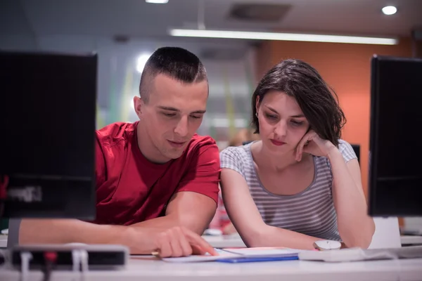 Teknologikoncern studenter arbetar i computer lab skolklass — Stockfoto