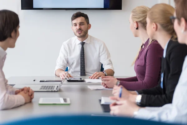 Unga människor affärsgrupp på gruppmöte på moderna kontor — Stockfoto