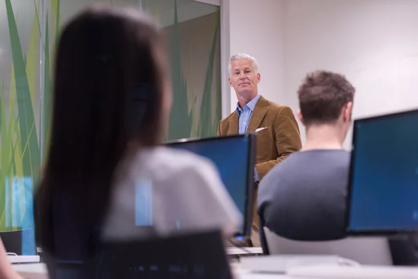 Profesor y estudiantes en aula de laboratorio de computación —  Fotos de Stock