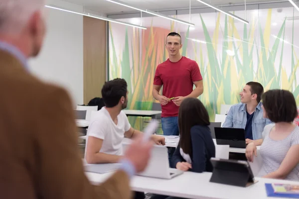 Profesor con un grupo de estudiantes en el aula — Foto de Stock