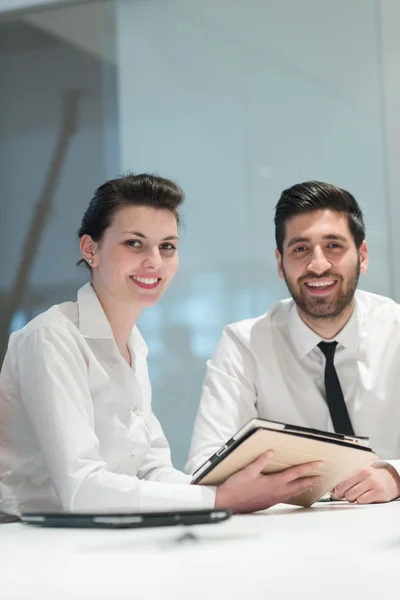 Retrato de joven pareja de negocios en la oficina — Foto de Stock