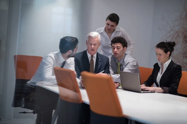 Grupo de gente de negocios en la reunión en la moderna oficina de inicio — Foto de Stock