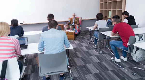 Leraar met een groep van studenten in de klas — Stockfoto