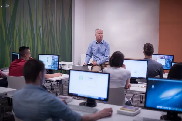 Profesor y estudiantes en aula de laboratorio de computación — Foto de Stock