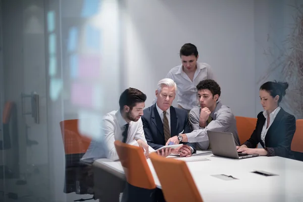 Företagsgrupp på möte på modernt startkontor — Stockfoto