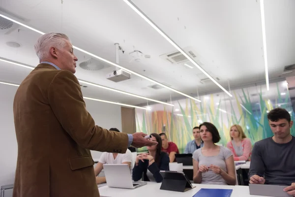 Professor com um grupo de alunos em sala de aula — Fotografia de Stock