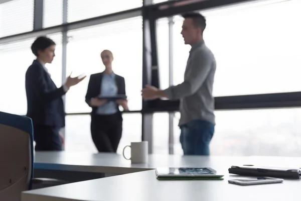 Primer plano de la tableta, gente de negocios en la reunión en segundo plano — Foto de Stock