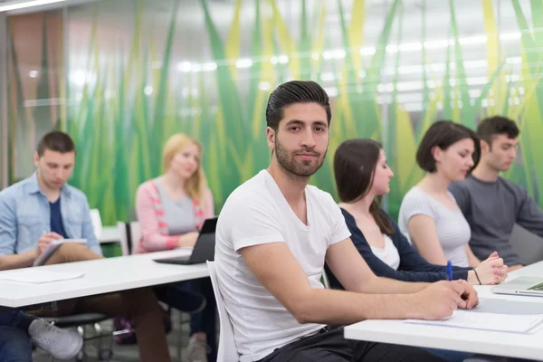 Estudiantes grupo estudio —  Fotos de Stock