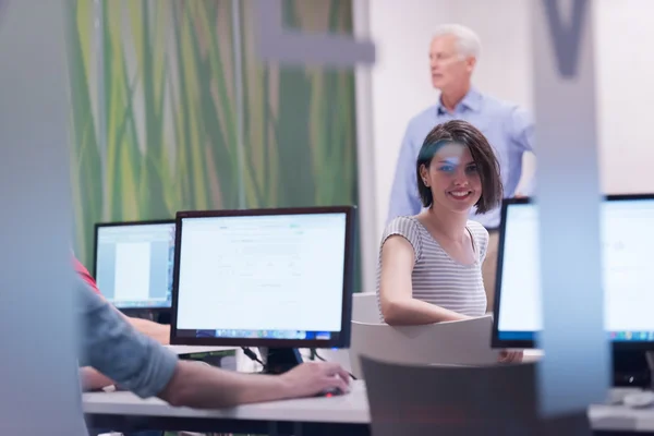 Technikstudentengruppe im Computerraum der Schule — Stockfoto