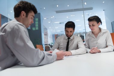 Genç çift ortakları sözleşme belgelerin imzalanması geri