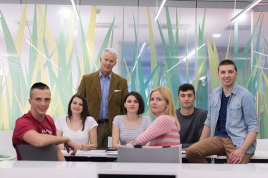 öğretmen ile öğrenci grup arka planda portresi