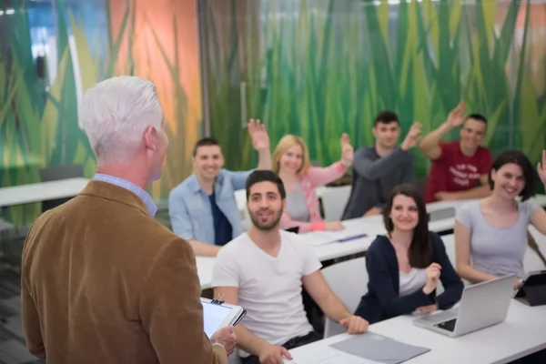 Studentengruppe hebt die Hände — Stockfoto