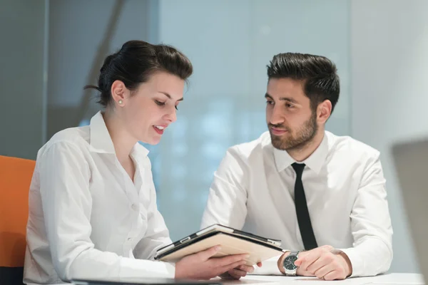 Jeune couple d'entreprises travaillant ensemble sur le projet — Photo