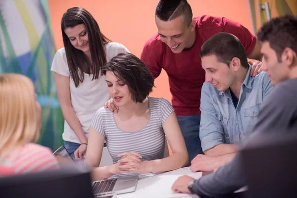 Estudiantes grupo estudio — Foto de Stock