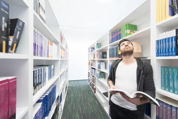 Étudiant à la bibliothèque de l'école — Photo