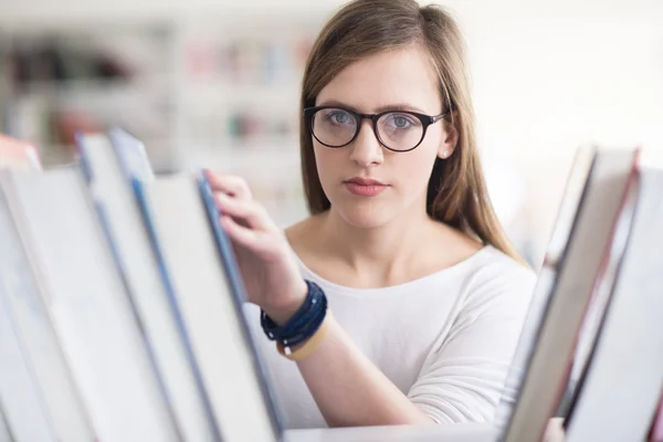 Estudante feminina na biblioteca — Fotografia de Stock