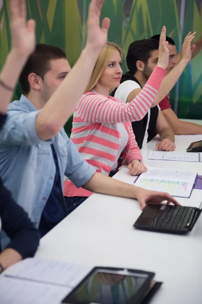 Grupo de estudantes levantar as mãos — Fotografia de Stock