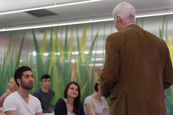 Enseignant avec un groupe d'étudiants en classe — Photo