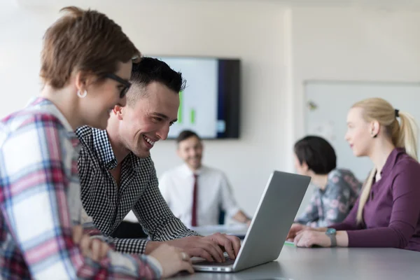 Junges Businesspaar arbeitet am Laptop — Stockfoto