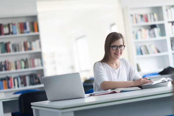 Estudante feminina na biblioteca — Fotografia de Stock